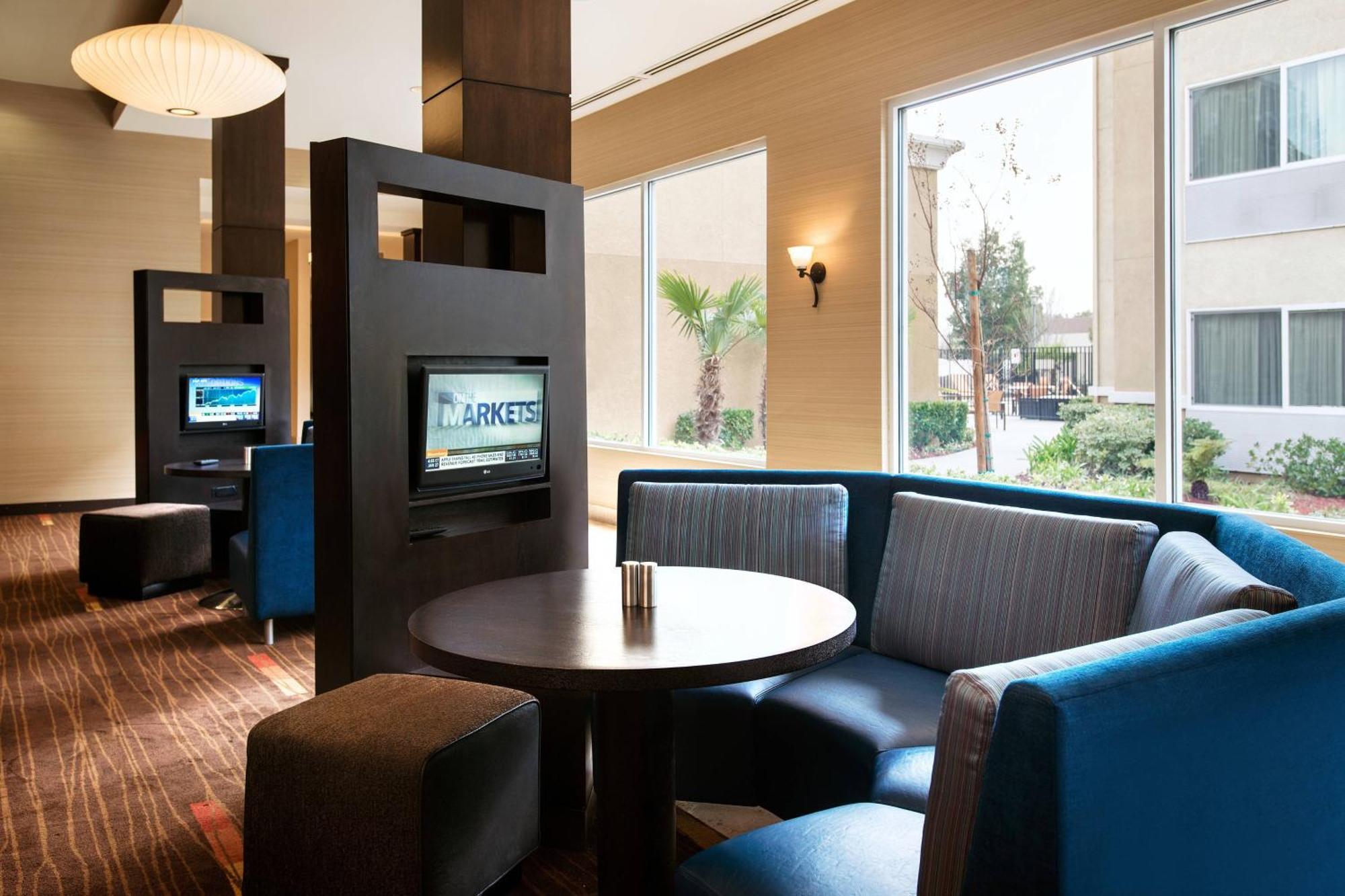 Готель Courtyard By Marriott Sacramento Cal Expo Екстер'єр фото