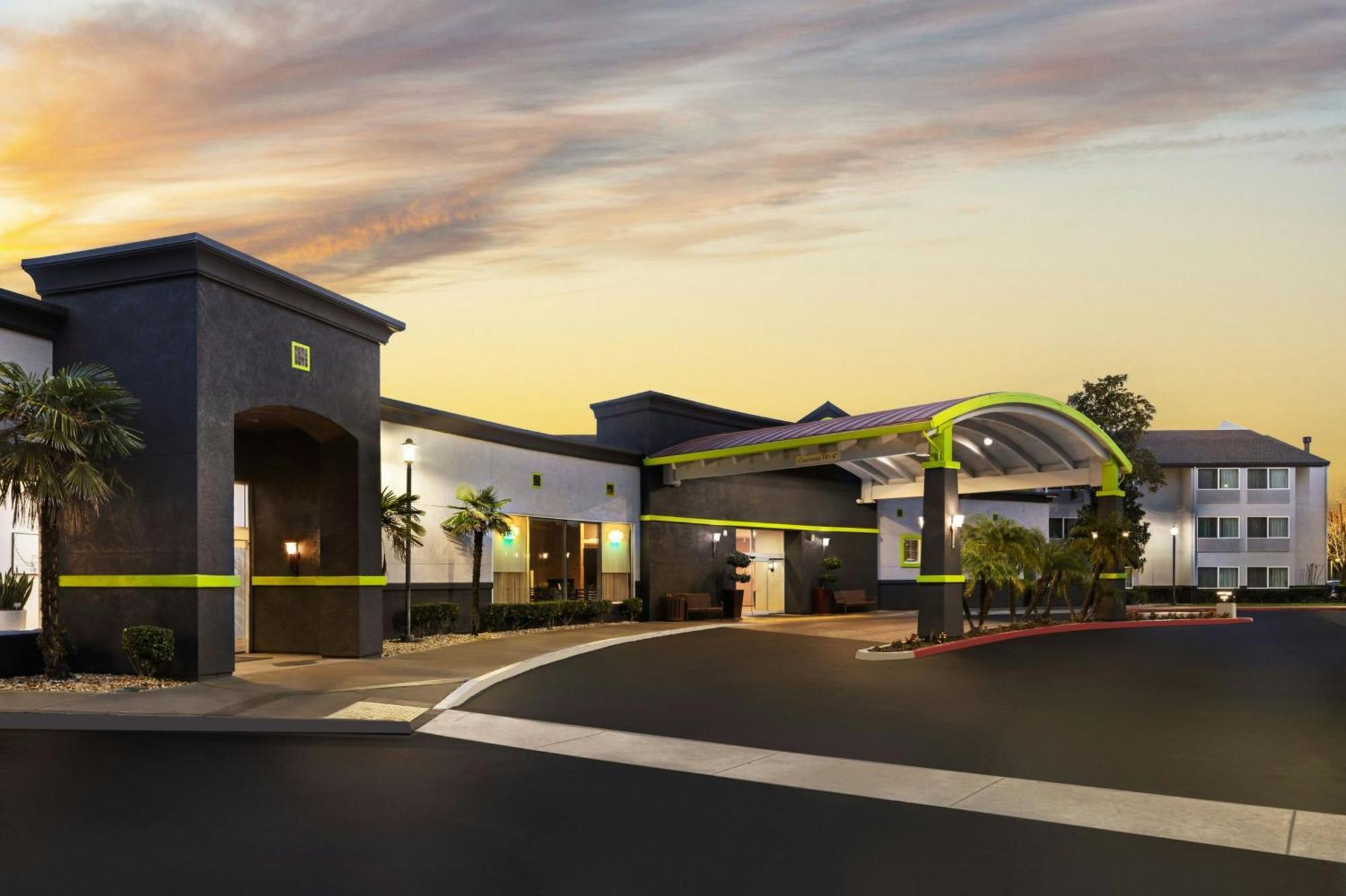 Готель Courtyard By Marriott Sacramento Cal Expo Екстер'єр фото
